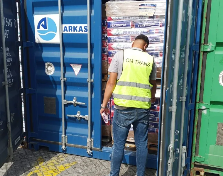 OM TRANS agent inspecting a container at the port of Algiers