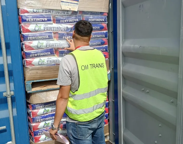 OM TRANS checking the goods inside the container