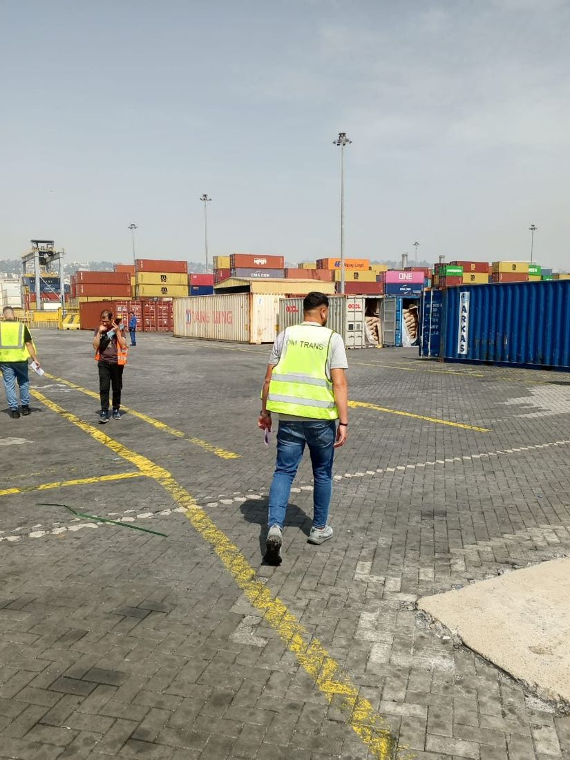 أعواننا في OM TRANS داخل المحطة