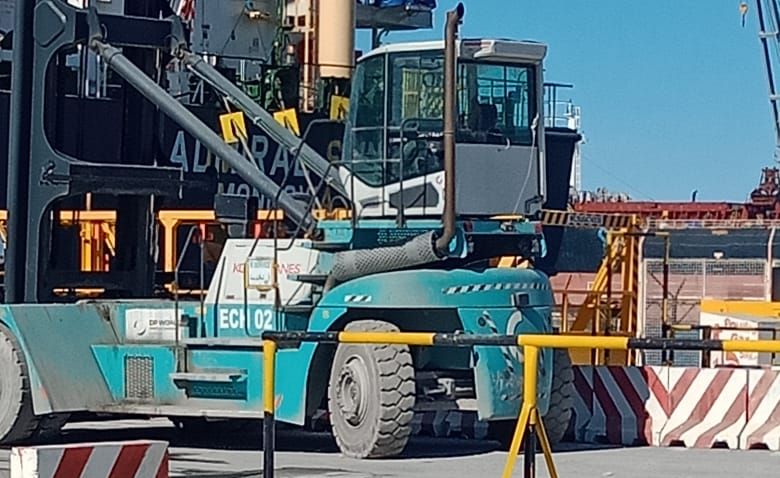 Reach stacker at the container terminal